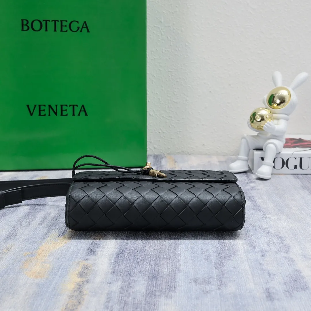 Batch 1420 Bottega Veneta's new style 🆕 mini andiamo bag is so pretty. The dark brown color is very versatile. It is high-end and casual and sexy. Andiamo is not only a commuter bag 🥰 It can be worn crossbody and carried by hand, and it is no problem to match it with evening wear. It can be matched with clothes casually, showing high-end elegance. Style number: 5545 Size: 21.5*13*4.5cm